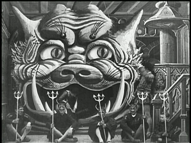 Храм, превращенный в демоническую обитель – кадр из фильма «Дьявол в монастыре» Жоржа Мельеса